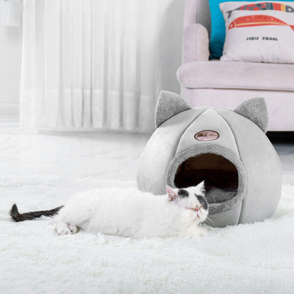 Winter Comfort Cat Bed | Cozy Cave for Cats and Small Dogs